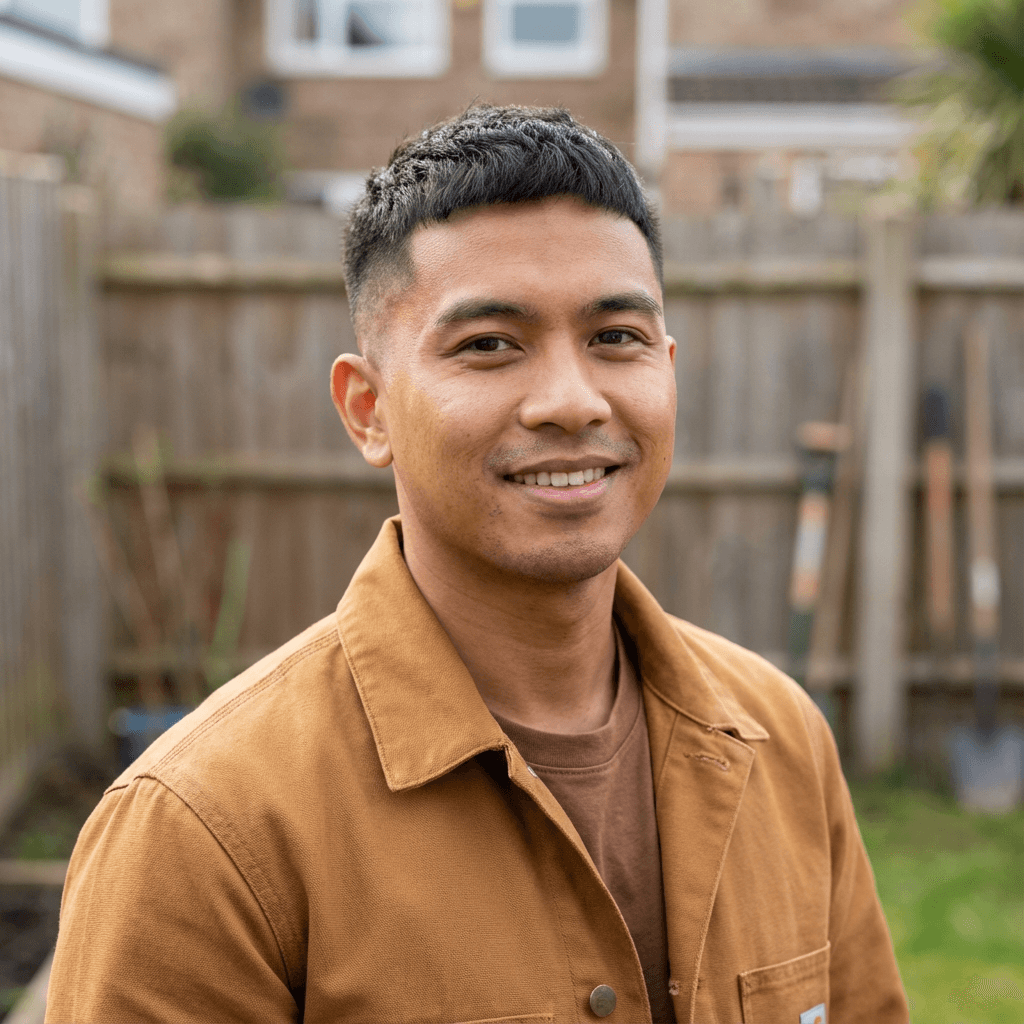Client satisfait dans son jardin